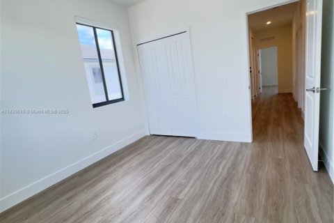 Townhouse in Florida City, Florida 4 bedrooms № 1961119 - photo 17