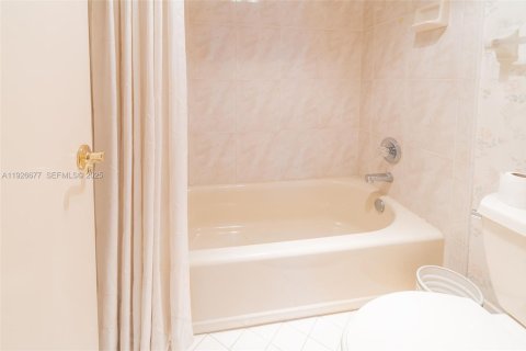 Condo in Davie, Florida, 2 bedrooms  № 2003570 - photo 2