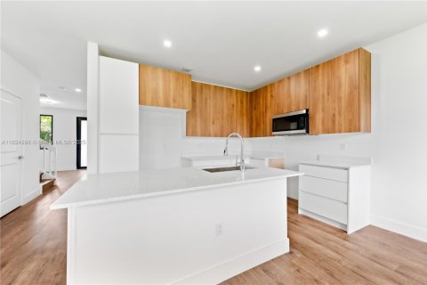 Townhouse in Florida City, Florida 4 bedrooms, 191.56 sq.m. № 1699111 - photo 13