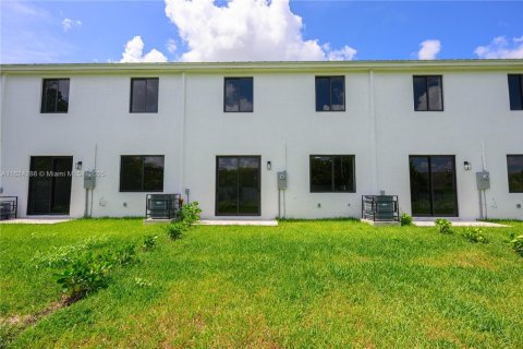 Townhouse in Florida City, Florida 4 bedrooms, 191.56 sq.m. № 1699111 - photo 26