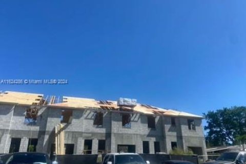 Townhouse in Florida City, Florida 4 bedrooms, 191.56 sq.m. № 1699111 - photo 5