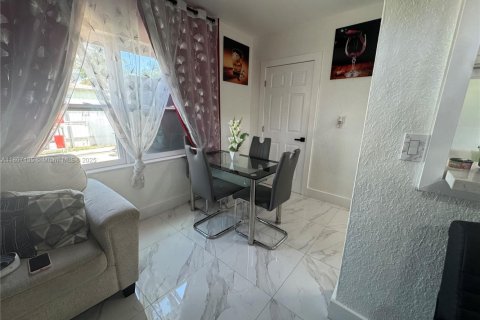 House in Miami, Florida 2 bedrooms, 71.35 sq.m. № 1746228 - photo 12
