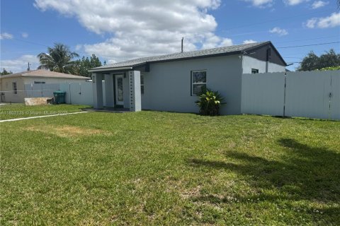 House in Miami, Florida 2 bedrooms, 71.35 sq.m. № 1746228 - photo 4