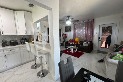 House in Miami, Florida 2 bedrooms, 71.35 sq.m. № 1746228 - photo 9