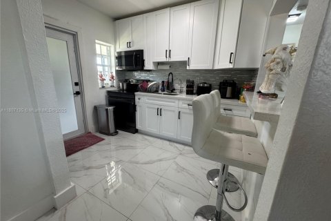 House in Miami, Florida 2 bedrooms, 71.35 sq.m. № 1746228 - photo 7