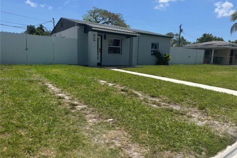 House in Miami, Florida 2 bedrooms, 71.35 sq.m. № 1746228 - photo 5