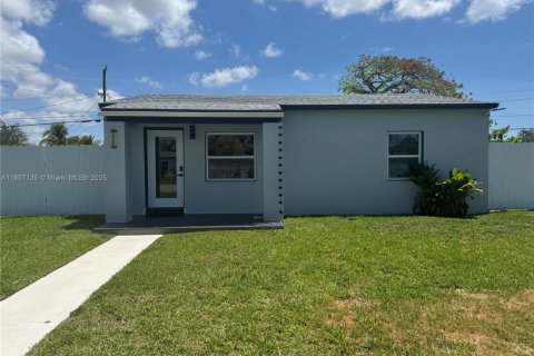 House in Miami, Florida 2 bedrooms, 71.35 sq.m. № 1746228 - photo 1