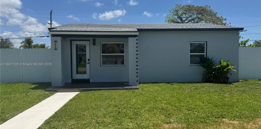 House in Miami, Florida 2 bedrooms, 71.35 sq.m. № 1746228