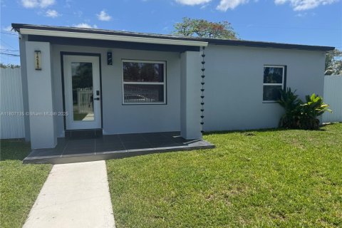 House in Miami, Florida 2 bedrooms, 71.35 sq.m. № 1746228 - photo 2