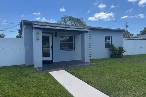 House in Miami, Florida 2 bedrooms, 71.35 sq.m. № 1746228 - photo 3