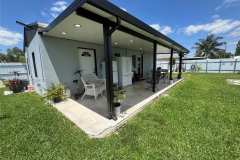 House in Miami, Florida 2 bedrooms, 71.35 sq.m. № 1746228 - photo 22