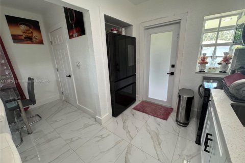 House in Miami, Florida 2 bedrooms, 71.35 sq.m. № 1746228 - photo 10