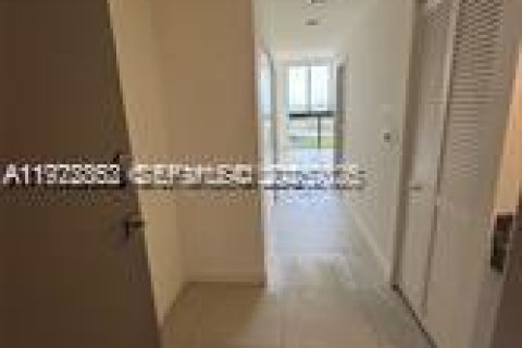 Condo in Doral, Florida № 1976550 - photo 10