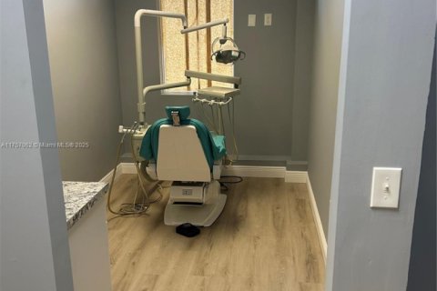Propiedad comercial en venta en Miami, Florida № 1875475 - foto 11