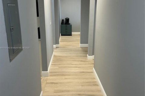 Propiedad comercial en venta en Miami, Florida № 1875475 - foto 12