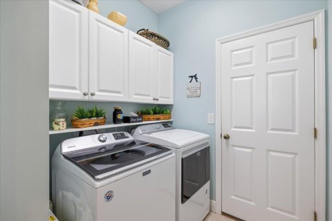 House in Vero Beach, Florida 3 bedrooms, 176.24 sq.m. № 2083430 - photo 22