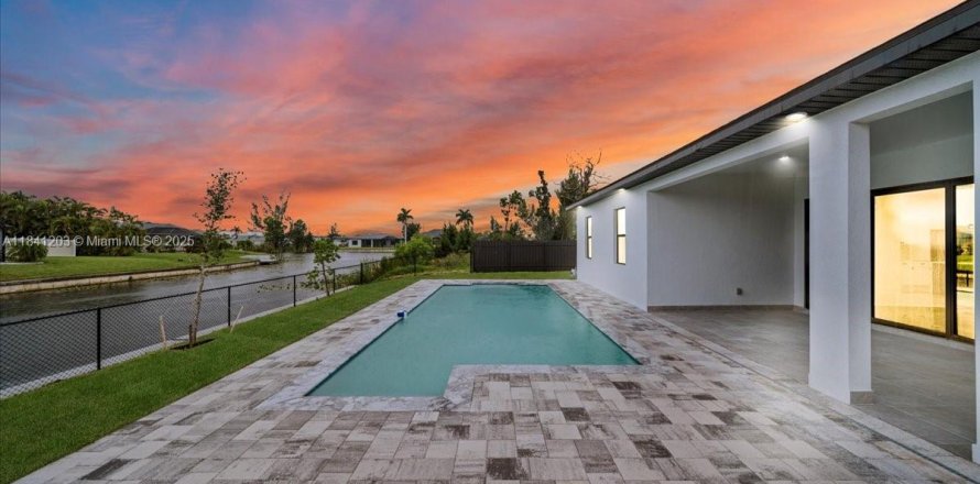 Casa en Cape Coral, Florida 4 dormitorios, 161.09 m2 № 1832259