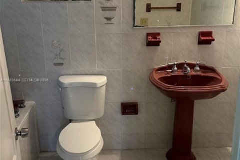 Купить виллу или дом в Майами-Гарденс, Флорида 3 спальни, 340.77м2, № 2079819 - фото 12
