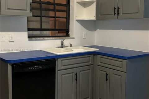 Купить виллу или дом в Майами-Гарденс, Флорида 3 спальни, 340.77м2, № 2079819 - фото 8