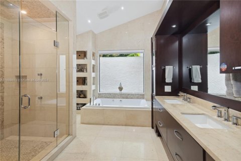 House in Coral Gables, Florida 6 bedrooms, 433.76 sq.m. № 1694350 - photo 9