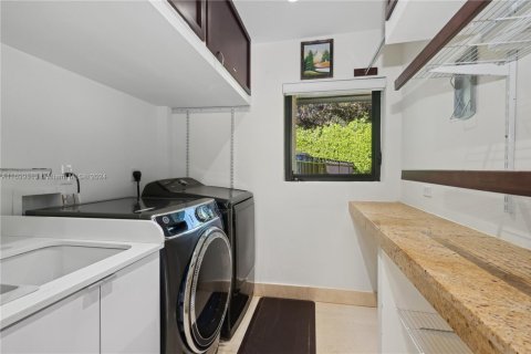 House in Coral Gables, Florida 6 bedrooms, 433.76 sq.m. № 1694350 - photo 14