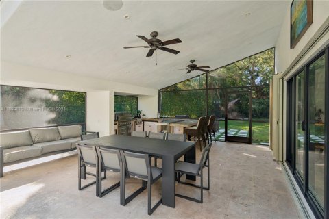 House in Coral Gables, Florida 6 bedrooms, 433.76 sq.m. № 1694350 - photo 17