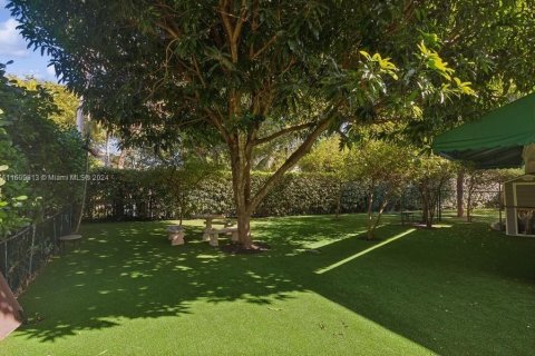 House in Coral Gables, Florida 6 bedrooms, 433.76 sq.m. № 1694350 - photo 20