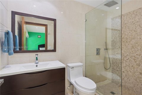House in Coral Gables, Florida 6 bedrooms, 433.76 sq.m. № 1694350 - photo 11