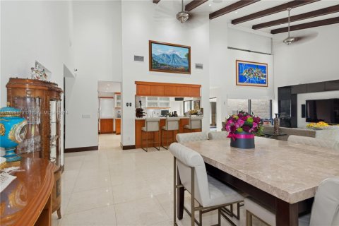 House in Coral Gables, Florida 6 bedrooms, 433.76 sq.m. № 1694350 - photo 13