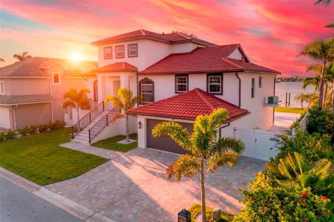 Villa ou maison à Treasure Island, Floride 4 chambres, 270.81 m2 № 2121863