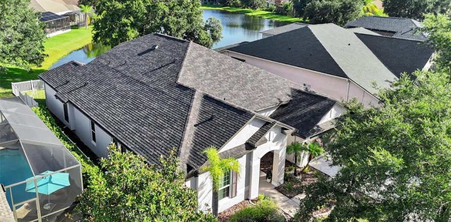 House in Land O' Lakes, Florida 5 bedrooms, 311.22 sq.m. № 2230480