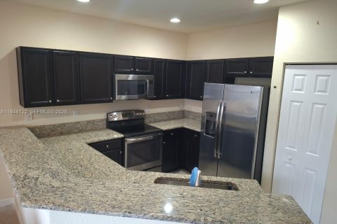 Touwnhouse à louer à Homestead, Floride: 3 chambres, 156.08 m2 № 2001358 - photo 3