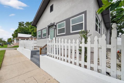 House in Tampa, Florida 3 bedrooms, 178.84 sq.m. № 2283948