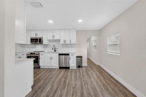 Casa en alquiler en Tampa, Florida, 3 dormitorios, 178.84 m2 № 2283948 - foto 10
