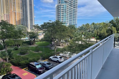 Condo in Sunny Isles Beach, Florida, 3 bedrooms № 1989257 - photo 18