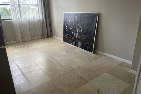 Condo in Sunny Isles Beach, Florida, 3 bedrooms № 1989257 - photo 15