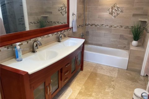 Condo in Sunny Isles Beach, Florida, 3 bedrooms № 1989257 - photo 11