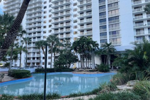 Condo in Sunny Isles Beach, Florida, 3 bedrooms № 1989257 - photo 1