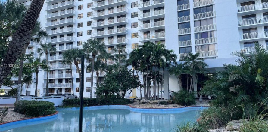 Condo in Sunny Isles Beach, Florida, 3 bedrooms № 1989257