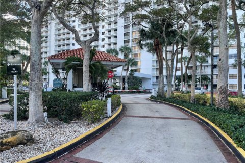 Condo in Sunny Isles Beach, Florida, 3 bedrooms № 1989257 - photo 2