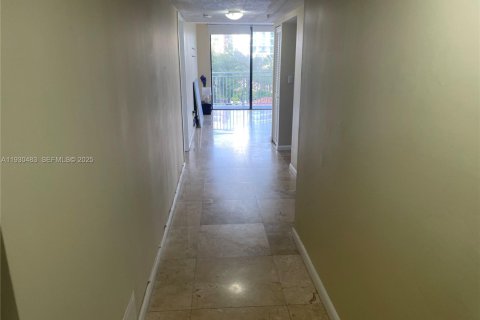 Condo in Sunny Isles Beach, Florida, 3 bedrooms № 1989257 - photo 3