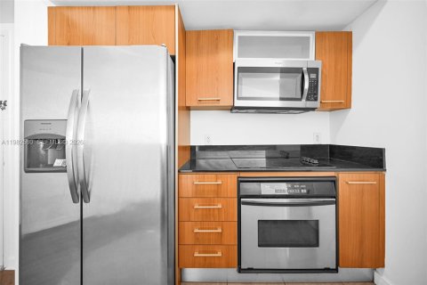 Condo in Miami, Florida, 1 bedroom  № 2049224 - photo 11