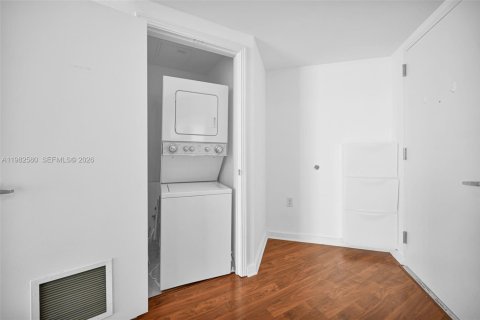 Condo in Miami, Florida, 1 bedroom  № 2049224 - photo 9