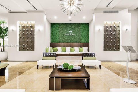 Condo in Miami, Florida, 1 bedroom  № 2049224 - photo 3