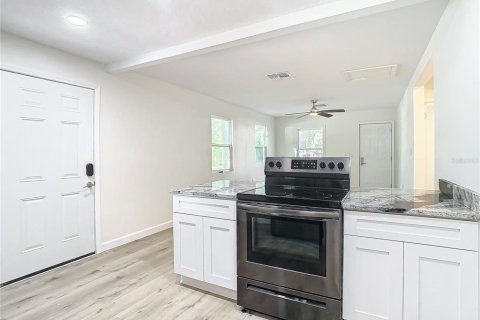 House in Tampa, Florida 4 bedrooms, 128.95 sq.m. № 1813402 - photo 8
