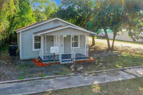 House in Tampa, Florida 4 bedrooms, 128.95 sq.m. № 1813402 - photo 1
