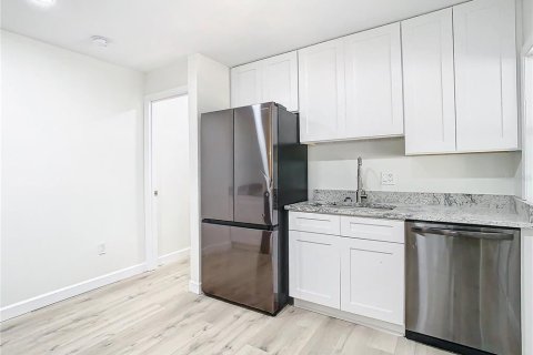 House in Tampa, Florida 4 bedrooms, 128.95 sq.m. № 1813402 - photo 6