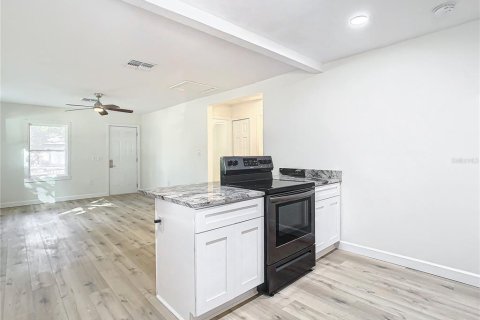 House in Tampa, Florida 4 bedrooms, 128.95 sq.m. № 1813402 - photo 7