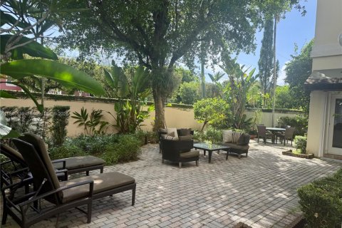 Casa en venta en Miami, Florida, 4 dormitorios, 437.48 m2 № 1999838 - foto 9