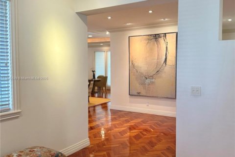 Casa en venta en Miami, Florida, 4 dormitorios, 437.48 m2 № 1999838 - foto 14